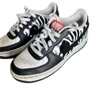 Nike Low Court Zebra Leather Size 4Y.  Excellent, box not included. Clean!!